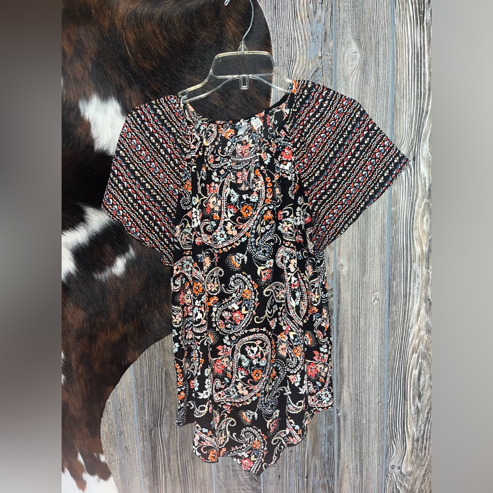 Cato size medium black with bright floral silver chest bar flowy top in VGUC